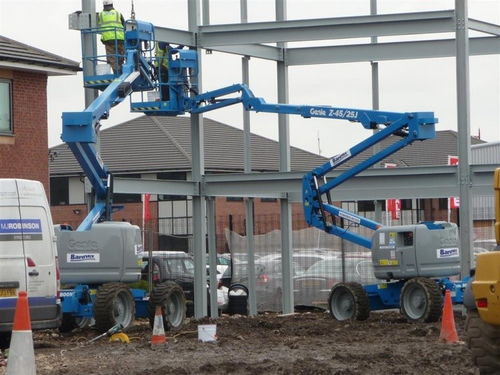雨湖自行曲臂升降車出租多少錢(qián)一天出租的不只是設(shè)備,是施工的信心